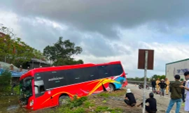 Xe khách giường nằm va chạm xe đạp điện khiến hai ông cháu tử vong