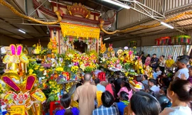 Hàng vạn du khách về cúng bái trong ngày giỗ Đền Ông Hoàng Mười