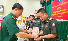 Trao Giấy chứng nhận nghiệp vụ công tác thanh niên cho Sĩ quan Quân đội Lào