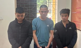 Lái ô tô đâm vào xe của CSGT khi bị yêu cầu kiểm tra