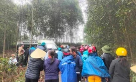 Xe tang chở thi thể anh trai tuột dốc đè em trai tử vong