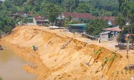 Sạt lở bờ sông Lam, đe dọa kéo theo nhà cửa của chục hộ dân