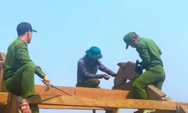 Cán bộ chiến sỹ công an giúp người dân dựng lại nhà sau trận mưa đá tàn phá