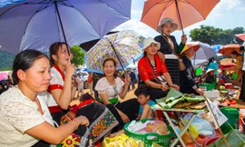 Đặc sắc trò chơi dân gian ở phiên chợ người Mông