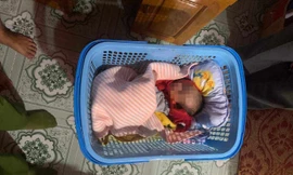 Bé trai sơ sinh bỏ rơi trước cổng nhà vợ chồng hiếm muộn