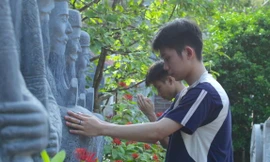 Thí sinh lên đền Hoàng Đế Quang Trung thắp hương, xoa tượng cầu may 