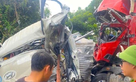 Giải cứu tài xế kẹt trong cabin nát bét sau tai nạn
