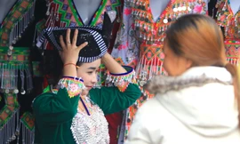 Thiếu nữ thôn bản đi chợ chi hơn 4 triệu mua bộ váy áo diện Tết 