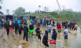 Hàng trăm phật tử và người dân phóng sinh 10 tấn cá xuống sông