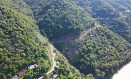 Đường trăm tỉ đầu tư dở dang, dân phải 'bỏ' đường bộ để đi thuyền