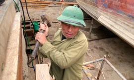 Nghề 'thay áo mới' cho tàu thuyền đánh cá