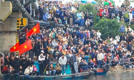 Kịch tính cuộc đua thuyền rồng ở Lễ hội Đền Cờn