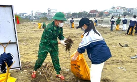 Chiến sĩ bộ đội biên phòng cùng đoàn viên thanh niên làm sạch bãi biển