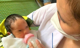 Bé trai sơ sinh bị bỏ rơi ở cổng chùa đã được gia đình đến nhận lại