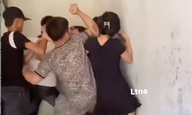 Xôn xao clip thanh niên đến nhà bạn gái chơi bị trai làng vây đánh