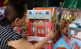 Tất bật dán ngựa vàng, biệt thự kịp ngày rằm tháng 7