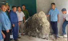 Nhiều tảng đá lớn trên núi lăn xuống đè trúng nhà dân