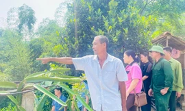 Ông lão bơi thuyền ra sông Lam cứu 3 học sinh đuối nước