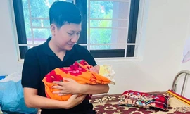 Bé sơ sinh còn nguyên dây rốn bị bỏ ở ghế đá phòng khám tư