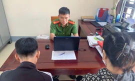 Khởi tố nam sinh lớp 11 vì ép bạn bốc đất ăn