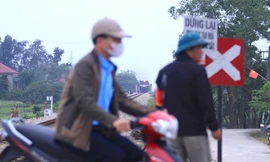 Nơm nớp lo sợ những lối đi dân sinh trên đường sắt Bắc Nam