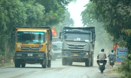 Xe tải chở vật liệu nối đuôi chạy rần rần, người dân kêu trời vì bụi
