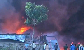 Cháy xưởng mua bán phế liệu, cột khói đen cao hàng chục mét