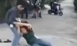 Mâu thuẫn chuyện cá cược bóng đá, 2 nữ sinh lao vào đánh nhau