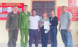 Tin lời người lạ, 2 bé gái bỏ nhà đi làm 'việc nhẹ lương cao'