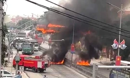 Cháy bảng điện tử led trên quốc lộ khiến giao thông tắc nghẽn