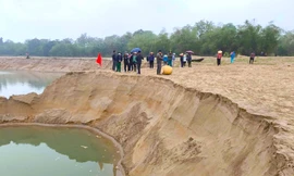 Sợ sạt lở đất, người dân tập trung ra bờ sông phản đối doanh nghiệp khai thác cát