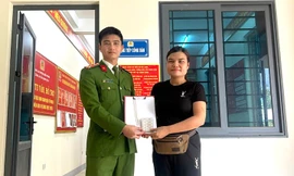 Bất ngờ nhặt được túi vải chứa vàng