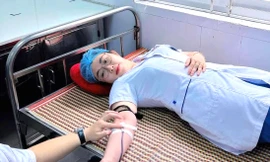 5 nhân viên y tế hiến máu cứu 2 bệnh nhân qua cơn nguy kịch