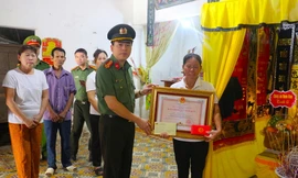 Truy tặng Huân chương Bảo vệ Tổ quốc cho công an viên hy sinh khi làm nhiệm vụ