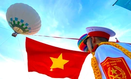 Xúc động cờ Tổ quốc hơn 2.000 m2 tung bay trên Quảng trường Hồ Chí Minh