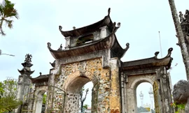 Chiêm ngưỡng di tích cổ ở quê hương Bà chúa thơ Nôm