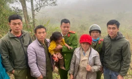 Lời kể của Thượng úy công an xã tìm thấy bé 2 tuổi bị lạc 31 giờ trong rừng