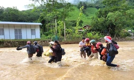 Lũ 'nuốt chửng' nhiều tuyến đường, hàng nghìn người đang bị cô lập 