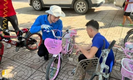 Đoàn viên thanh niên sửa xe cho học sinh miền núi, cùng em đến trường