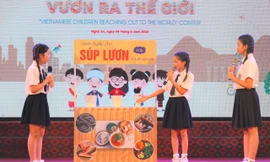 Thiếu nhi Bắc Trung Bộ trổ tài thuyết trình bằng tiếng Anh 'Vươn ra thế giới'
