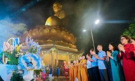Hàng nghìn người về chiêm bái, tắm phật tại ngôi chùa có tượng phật lớn nhất Bắc Trung Bộ