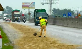 Hàng loạt 'xe đổ, người ngã' trên quốc lộ 1A, CSGT rải cát xử lý dầu loang