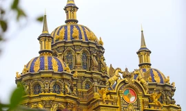 Nườm nượp check-in tòa lâu đài 'dát vàng' của đại gia kinh doanh phế liệu