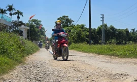 Đường nát như tương nhưng không thể sửa vì mất liên lạc với nhà thầu