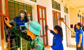 'Áo xanh' giúp giáo viên làm đẹp trường bước vào năm học mới