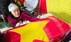 Mẹ 104 tuổi nghẹn ngào đón hài cốt con liệt sĩ sau nửa thế kỷ tìm mộ