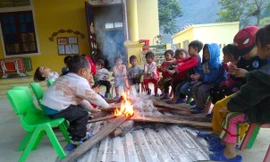 Rét căm căm, giáo viên mầm non đốt củi sưởi cho học trò