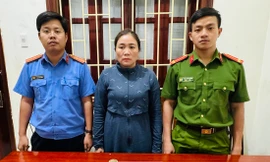 'Nữ quái' nuốt ma túy, công an đưa đến viện để lấy ra ngoài