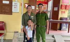 Cán bộ công an xử lý vết thương, đưa cháu bé khuyết tật bị lạc về tận nhà