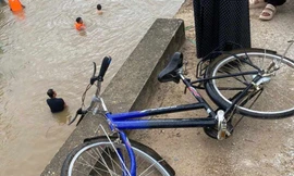 Vụ nam sinh lớp 3 đi qua cầu bị rơi xuống sông: Tìm thấy cách hiện trường 1,5km